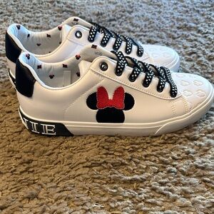Minnie Mouse Women's Sneakers - White and Black